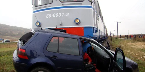 Tinerei i-a murit motorul chiar pe calea ferată (Foto ISU Sălaj)