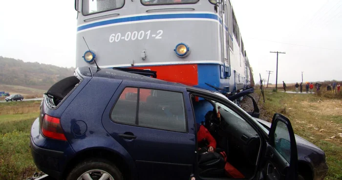 Tinerei i-a murit motorul chiar pe calea ferată (Foto ISU Sălaj)