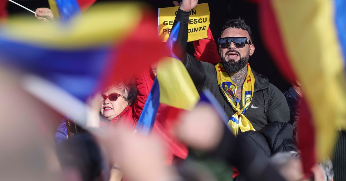 Protestul lui Georgescu: Cei mai puțini 500 de oameni în Piața Victoriei