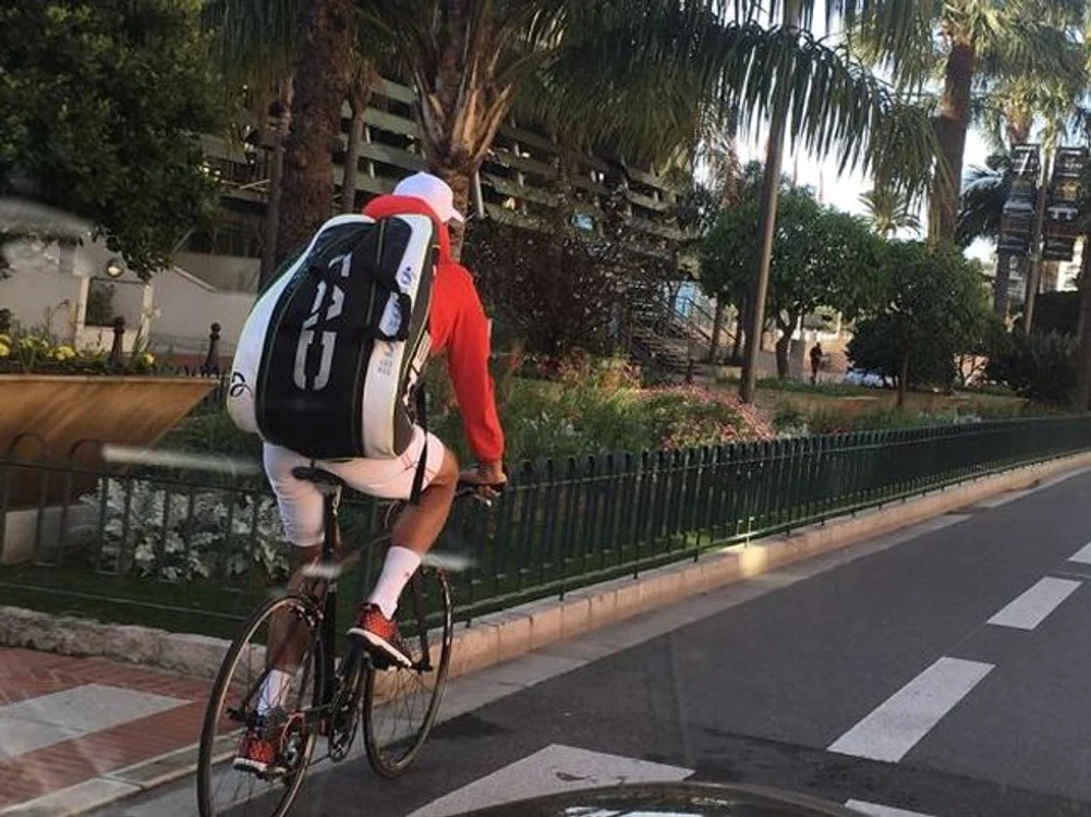 Novak Djokovici, în drum spre antrenament