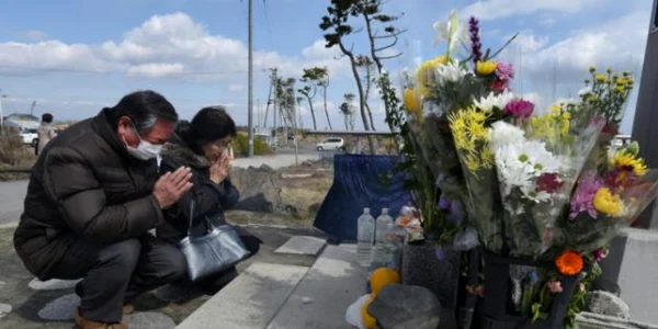 Doi japonezi se roaga la Sendai dupa cinci ani de la cutremurul si accidentul nuclear de la Fukushima FOTO AFP