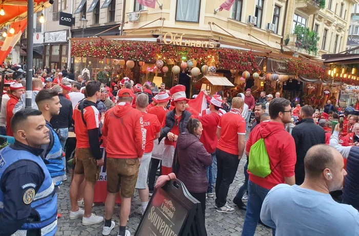 Fanii Austriei au luat cu asalt Centrul Vechi (FOTO: Adrian Popescu)