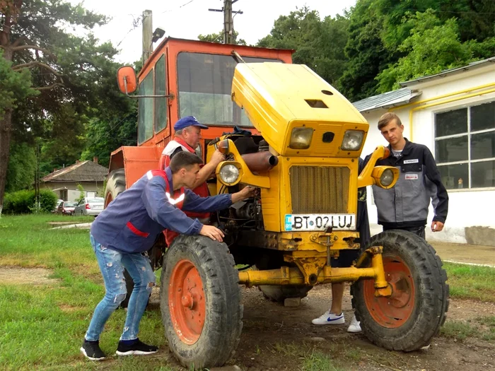 Tinerii se specializează şi în mecanică agricolă. Foto: Liceul Şendriceni