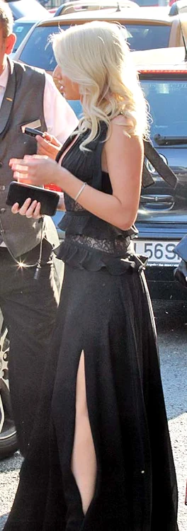 Mijlocia lui Becali a optat pentru o rochie de culoare neagră, lungă până la pământ