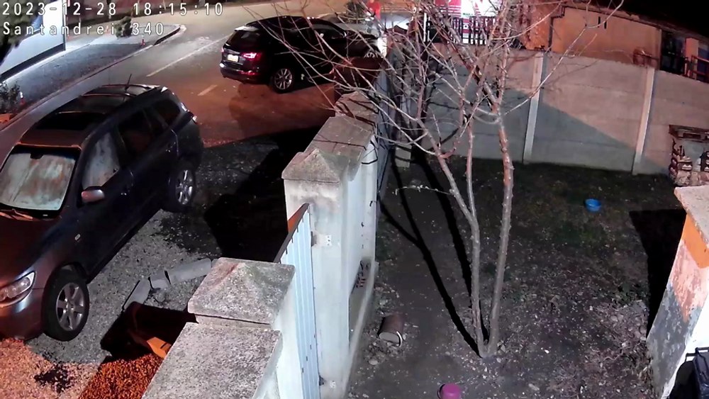 Tupeul maxim al unui şofer beat care a buşit două maşini. A furat permisele victimelor şi a spart sediul Poliţiei ca să-l recupereze pe-al său VIDEO