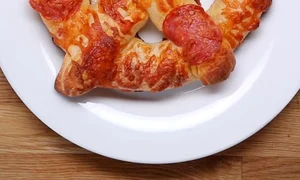 Covrigi pizza umpluţi cu brânză  jpeg