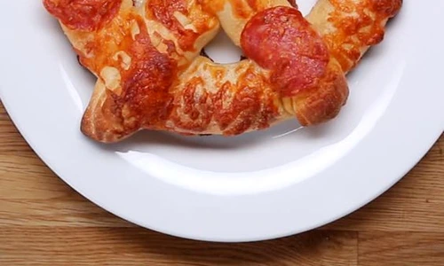 Covrigi pizza umpluţi cu brânză  jpeg
