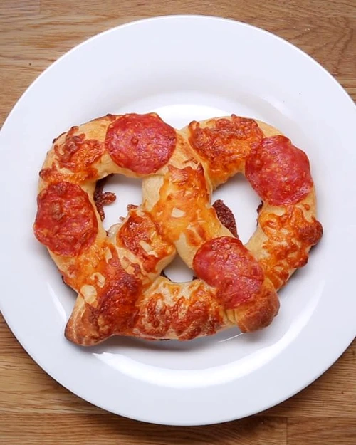 Covrigi pizza umpluţi cu brânză jpeg