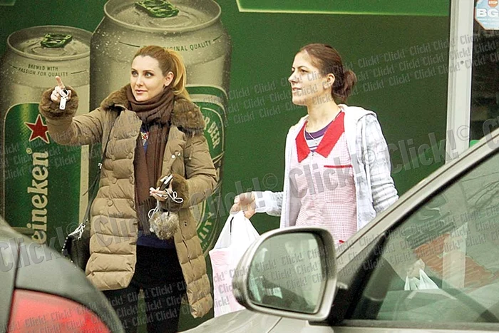 La ieşirea din supermarket o casieră a ajutat-o să-şi care sacoşele (FOTOGRAFII: BLITZ)
