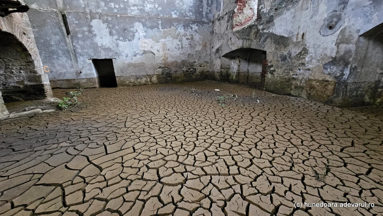Interiorul furnalului din Govâjdia, la o lună de la inundații (foto: Daniel Guță)