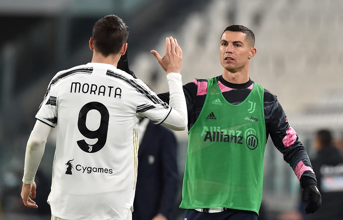 Cristiano Ronaldo îl felicită pe Morato pentru golurile marcate cu LazioFoto: EPA-EFE