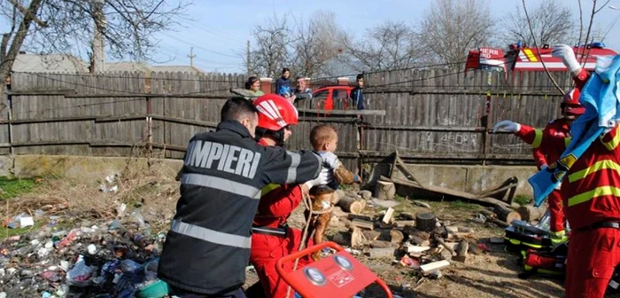 Copilul a fost scos nevătămat din fosa septică FOTO ISU Călăraşi