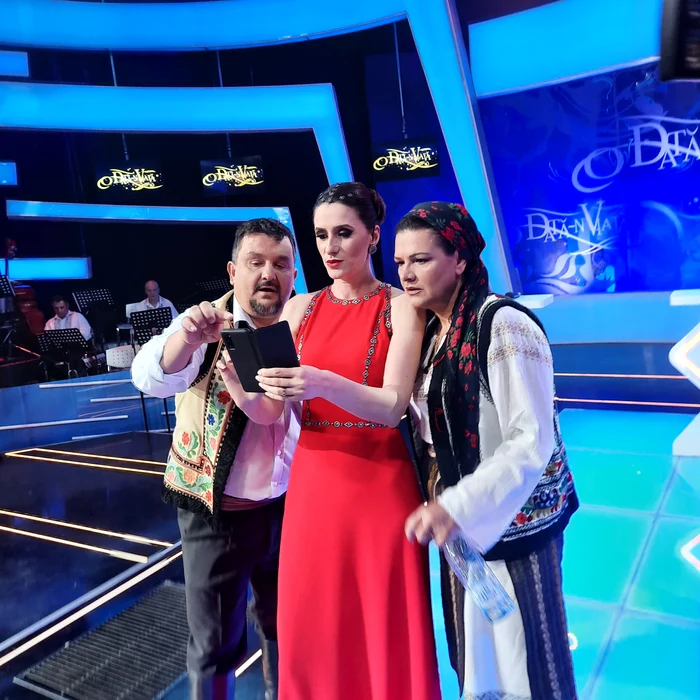 Iuliana, împreună cu umoriştii Maria Buză şi Marius Rizea