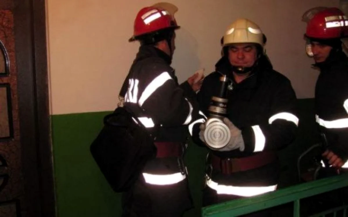 Pompierii au spart uşa şi au intrat în apartament FOTO Arhivă
