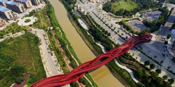 Podul nod pietonal chinezesc care a fost selectat de CNN ca fiind una dintre cele mai sexy construcţii din lume a fost construit complet în Changsha Hunan China FOTO Hepta / Face to Face / Topphoto