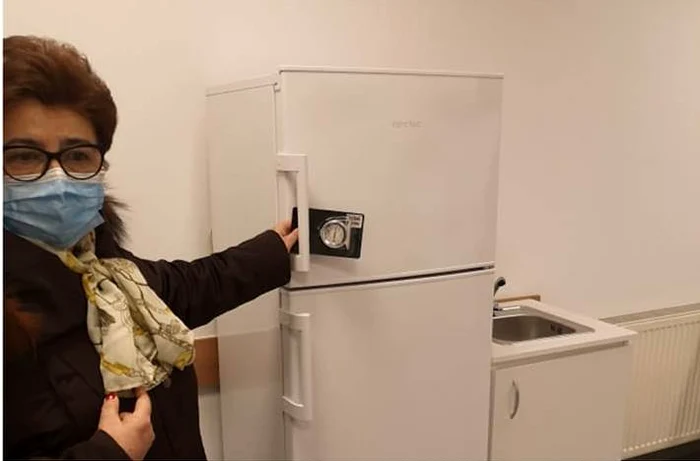 Directorul Clubului Seniorilor ”Mihai Eminescu” i-a arătat primarului că există și frigidere pentru depozitarea vaccinurilor