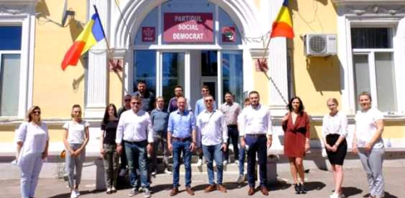 Membrii USR trecuţi la PSD în faţa sediului de partid FOTO botosaniexclusiv.ro