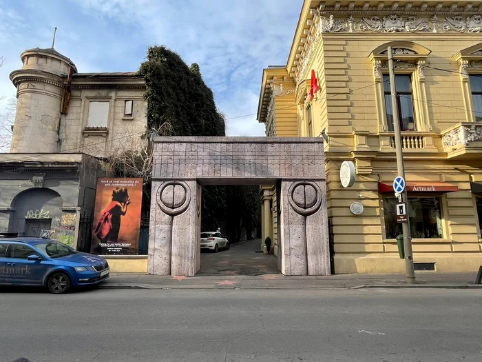 
    Poarta Palatului Cesianu-Racoviţă de pe strada C.A. Rosetti din Capitală imită Poarta Sărutului realizată de Brâncuşifoto: Click!  