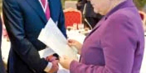 Papandreu, luat la bani mărunţi de Merkel