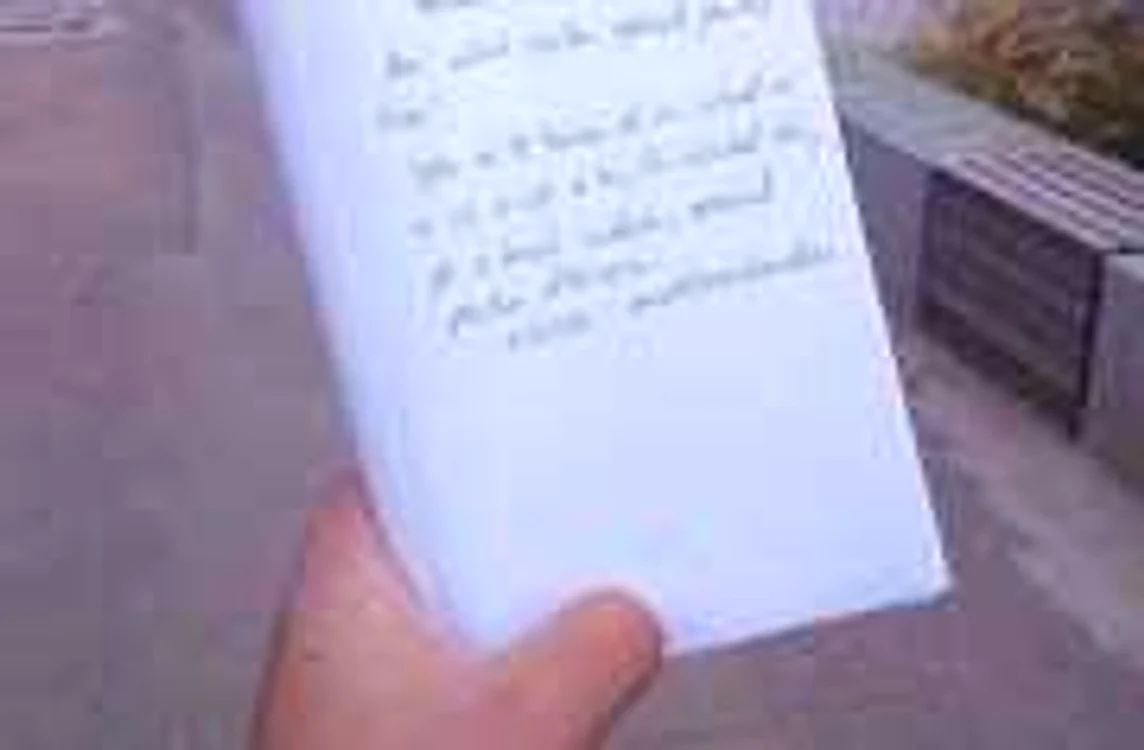 „Uită o carte undeva” înseamnă să alegi o carte, să scrii pe ea o dedicaţie şi s-o laşi într-un loc public.