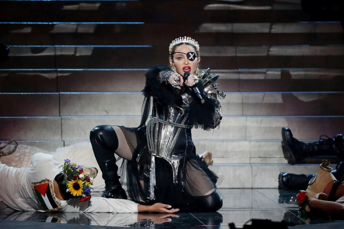 Madonna a fost intens comentată după prestatţia dansatorilor ei