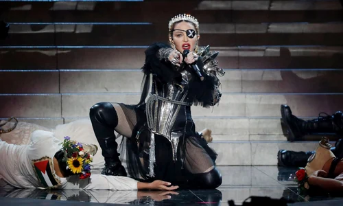 Madonna a fost intens comentată după prestatţia dansatorilor ei jpeg