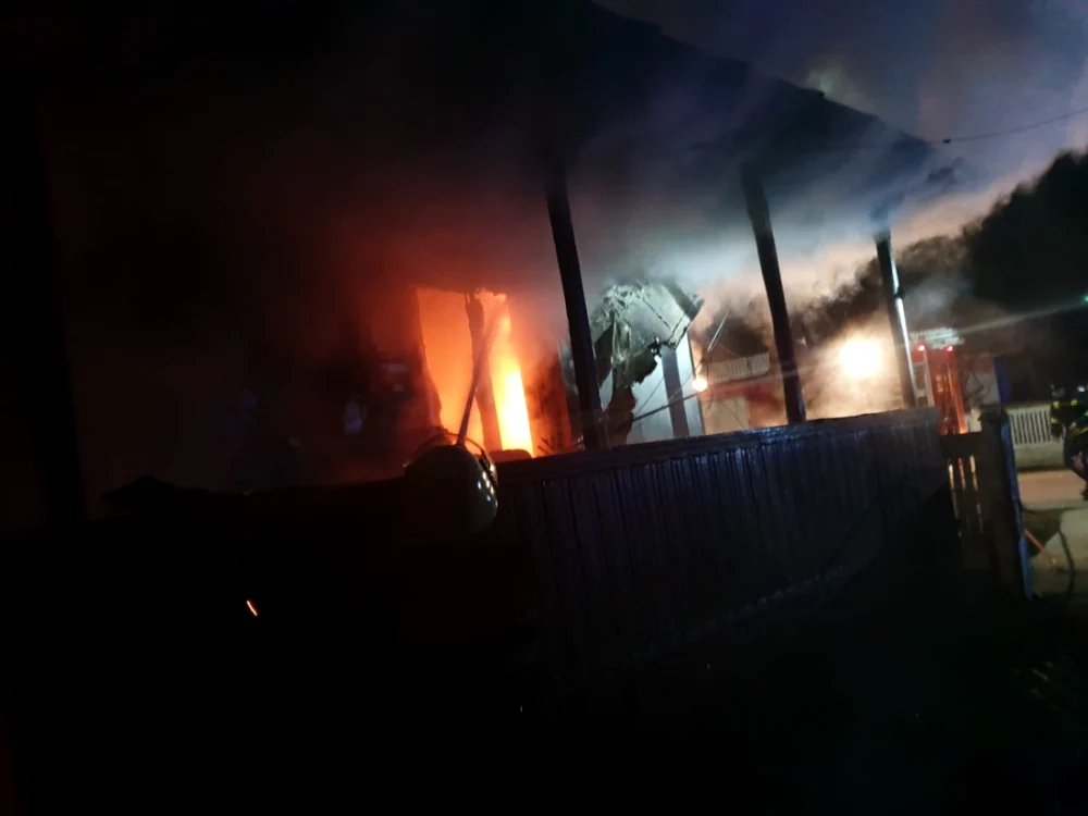 Incendiul s-ar fi produs din cauza benzinei folosite pentru a aprinde focul în soba locuinţei FOTO: arhiva