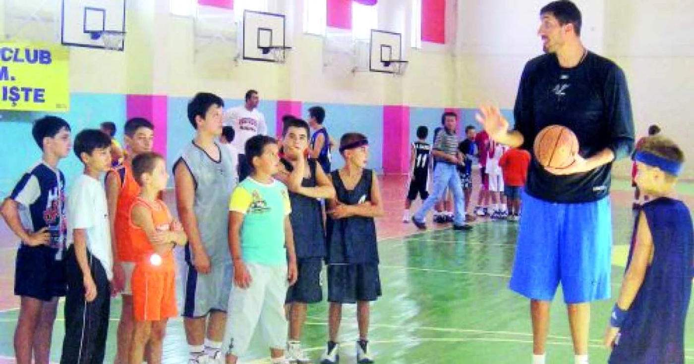 Uriaşul nostru, ambasador printre giganţii baschetului mondial