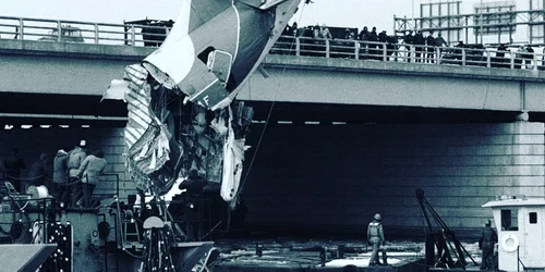 1024px Air Florida Flight 90 tail section recovery jpg