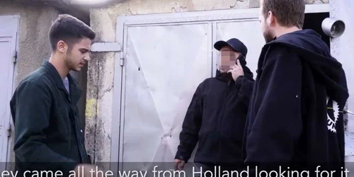 Cei doi detectivi olandezi în faţa garajului unde era bicicleta furată FOTO Captura Video