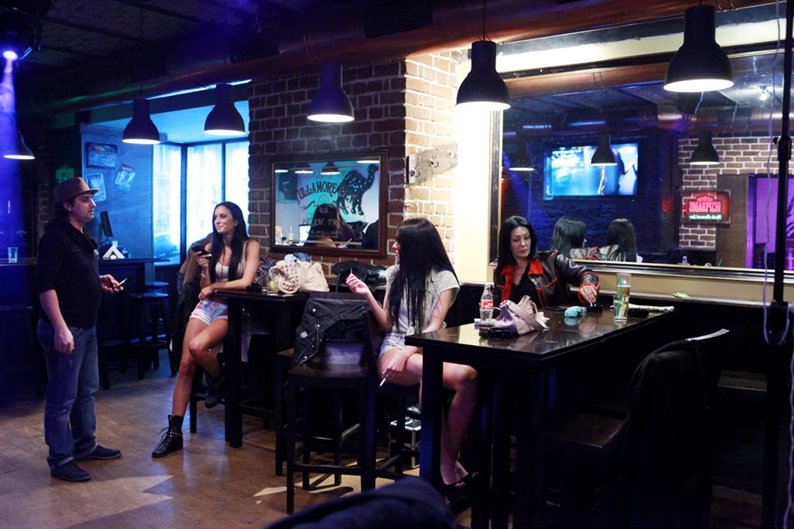 Pictorialul incendiar al fetelor de la Click! Models în cadrul select din Black Jack Pub
