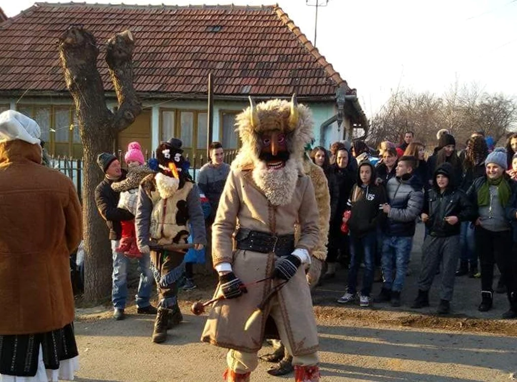 Tinerii se costumează în „moşi“ şi „babe“ Foto: Carmen Sarcină