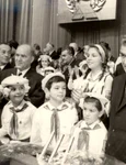 Un grup de pionieri la Congresul al XI-lea al PCR, alături de Nicolae Ceaușescu (© „Fototeca online a comunismului românesc”, cota: 6/1974)