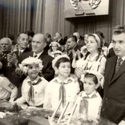 Un grup de pionieri la Congresul al XI-lea al PCR, alături de Nicolae Ceaușescu (© „Fototeca online a comunismului românesc”, cota: 6/1974)