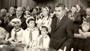 Un grup de pionieri la Congresul al XI-lea al PCR, alături de Nicolae Ceaușescu (© „Fototeca online a comunismului românesc”, cota: 6/1974)