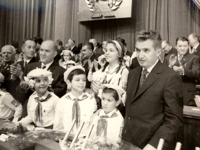 Un grup de pionieri la Congresul al XI-lea al PCR, alături de Nicolae Ceaușescu (© „Fototeca online a comunismului românesc”, cota: 6/1974)