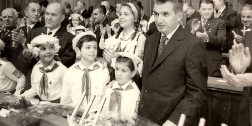 Un grup de pionieri la Congresul al XI-lea al PCR, alături de Nicolae Ceaușescu (© „Fototeca online a comunismului românesc”, cota: 6/1974)