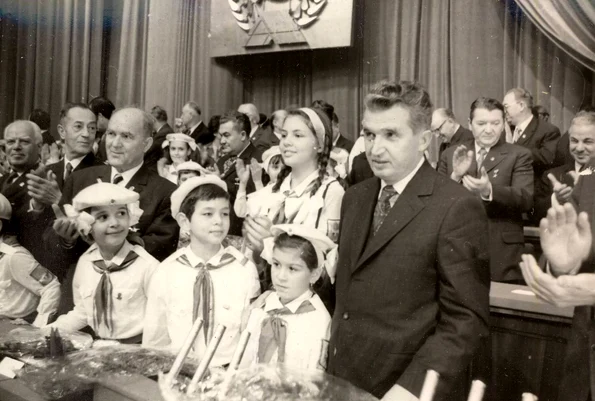 Un grup de pionieri la Congresul al XI-lea al PCR, alături de Nicolae Ceaușescu (© „Fototeca online a comunismului românesc”, cota: 6/1974)