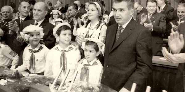 Un grup de pionieri la Congresul al XI-lea al PCR, alături de Nicolae Ceaușescu (© „Fototeca online a comunismului românesc”, cota: 6/1974)