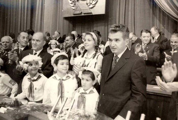 Ceaușescu cu un grup de pionieri / foto: arhiva