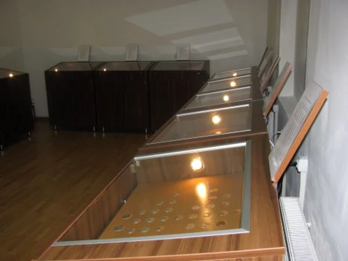 Muzeul mai adăposteşte un mic tezaur de 6.000 de monede româneşti