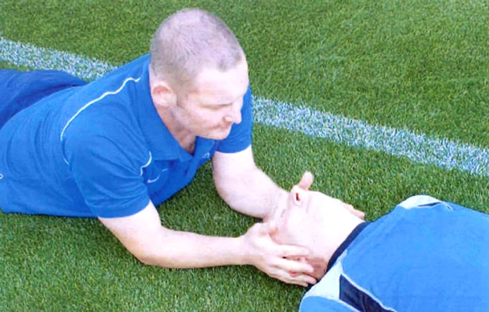 Tehnici de acordare a primului ajutor: Stabilizarea manuală în ax (MILS) este foarte importantă