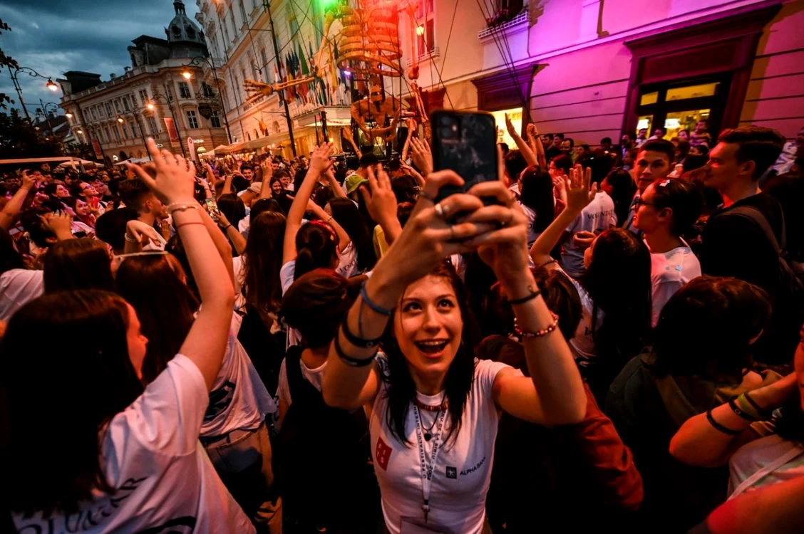 Piaţa Mare a Sibiului a devenit neîncăpătoare  FOTO: Sebastian Marcovici/ FITS