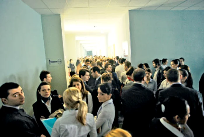 Sute de tineri s-au călcat în picioare pentru un post de  steward