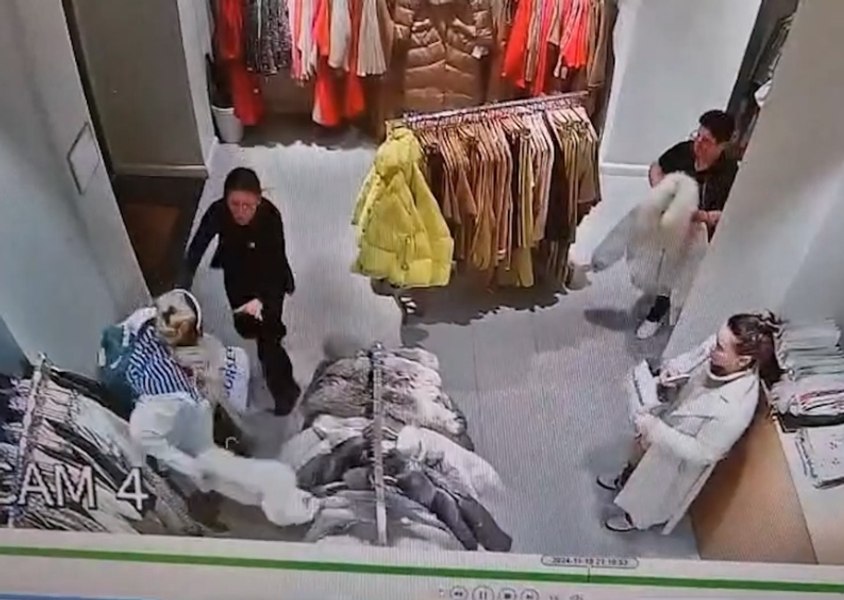 Un hoț travestit s-a luat la bătaie cu vânzătoarele într-un magazin de haine din Capitală. Imaginile surprinse pe camerele de supraveghere
