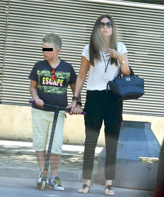 
    † Adrian Iovan şi-a  pierdut viaţa în accidentul  aviatic din 20 ianuarie  2014, din Munţii Apuseni  