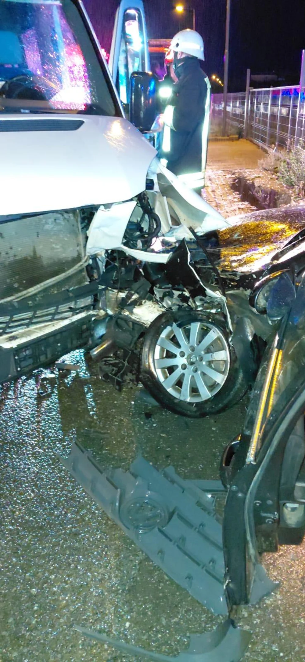 Opt persoane au ajuns la spital în urma unui accident în care au fost implicate un microbuz și un autoturism, la Câmpia Turzii