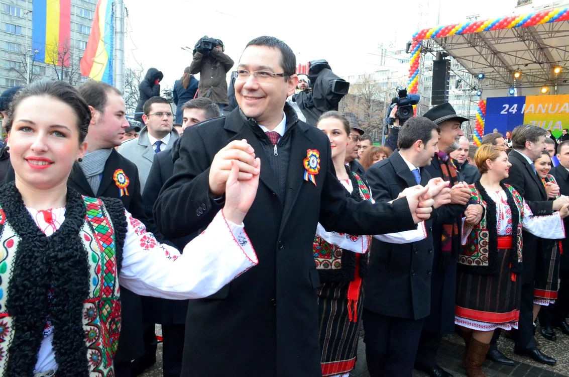 Victor Ponta şi ceilalţi lideri USL s-au prins în horă alături de membrele unui ansamblu folcloric  FOTO Adevărul