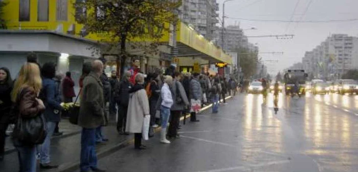 Cluj: Întârziere record! Sute de clujeni, blocaţi în staţii timp de două ore