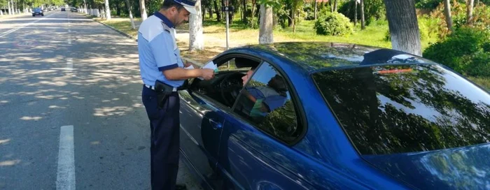 Şoferii care au încălcat legea, traşi pe dreapta FOTO Adevărul